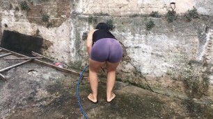 Esposa Rabuda lavando o quintal