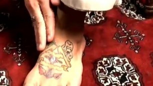 Amateur homo with sweet tattoos masturbates his big dick